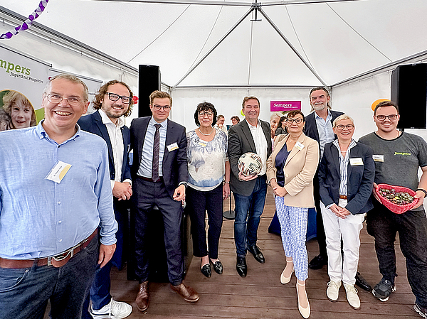Vertreter*innen aus Politik und Wirtschaft waren zum Gespräch einzuladen und feierten mit (v.l.n.r.): Dr. Harboe Vaagt (Vorsitzender der TAG Miteinander Stiftung),  Sebastian Müller-Bahr (Oberbürgermeister der Stadt Merseburg), Sven Haller (Staatssekretär des Ministeriums für Infrastrukur und Digitales des Landes Sachsen-Anhalt), Eva Feußner (Bildungsministerin des Landes Sachsen-Anhalt), Thorsten Riewesell (Jumpers und Sempers-Gründer), Claudia Hoyer (Geschäftsführerin TAG Wohnen & Service GmbH), Lars Verhoeven (Geschäftsführer B& O Service), Claudia Becker (Regionalleiterin TAG Wohnen & Service GmbH), Sven Single (Jumpers Merseburg)