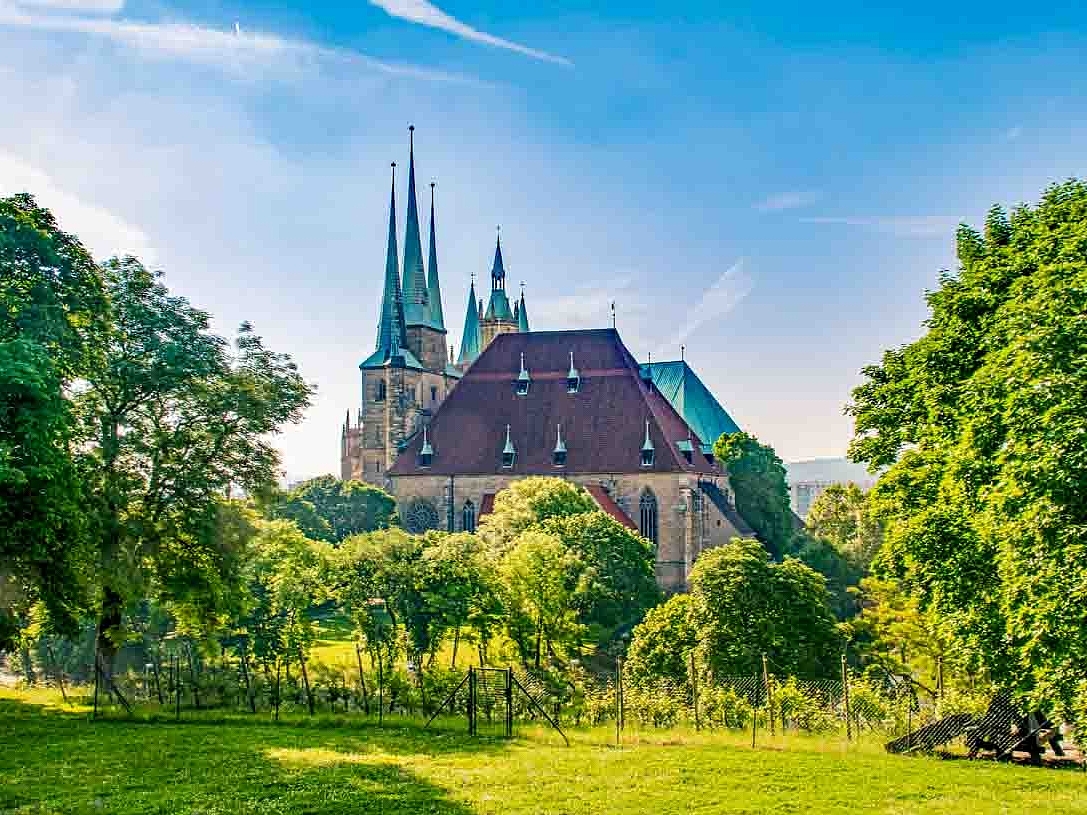 Der Erfurter Dom ragt seit dem Mittelalter über den Domplatz der thüringischen Landeshauptstadt.