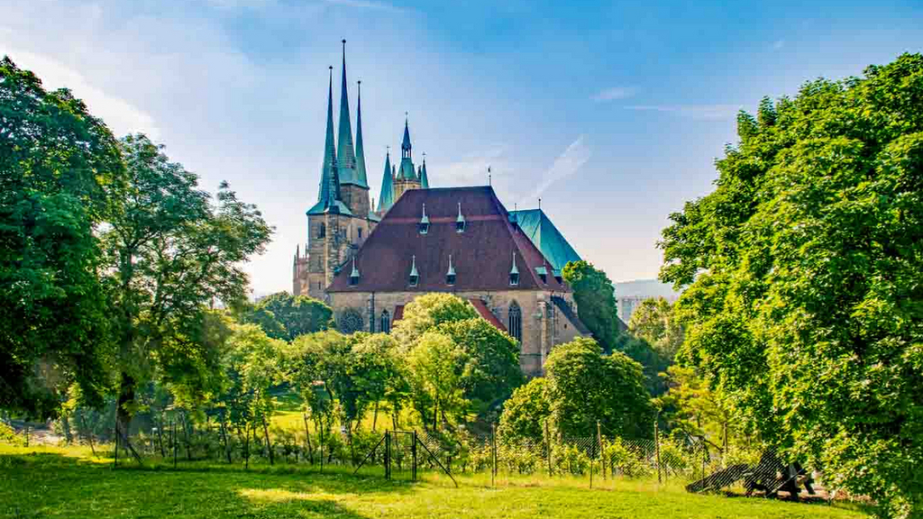 Der Erfurter Dom ragt seit dem Mittelalter über den Domplatz der thüringischen Landeshauptstadt.