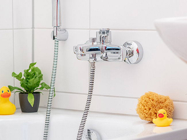 Ein frisch saniertes Badezimmer mit Badewanne. Auf der Badewanne liegen drei Quietscheenten.