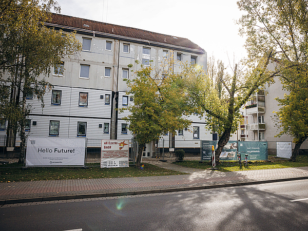 241017_ZDENA_PHT0038.jpg Dieses Mehrfamilienhaus in Merseburg-Süd ist ein Pilotprojekt zur seriellen Sanierung.