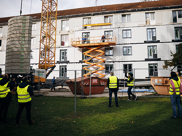 241017_ZDENA_PHT0033.jpg In Merseburg-Süd wird ein Mehrfamilienhaus seriell saniert.