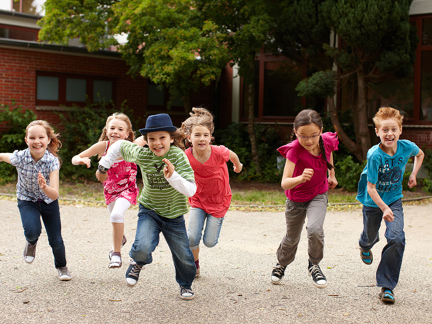 Feudig rennende Gruppe Kinder 