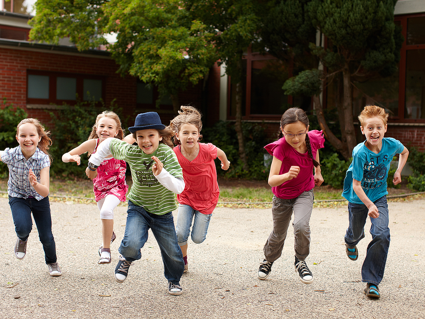 Feudig rennende Gruppe Kinder 