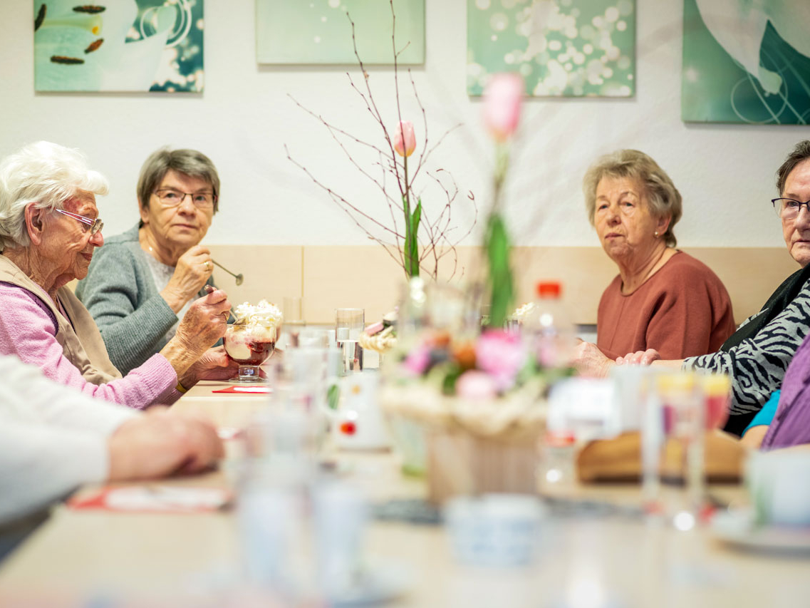 Lachen und plaudern beim Kaffee mit den Nachbarinnen im Erfurter Aktivtreff für Senioren am Katzenberg. Foto: Thomas Müller