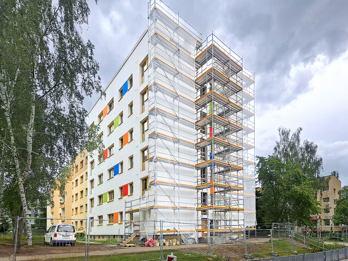 Eingerüstete Fassade am Sanierungsobjekt in der Vyskower Str. 5