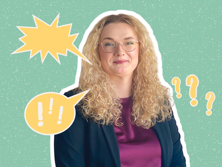 Das Bild zeigt Dagmar Schmidt vor einem mintfarbenen Hintergrund mit Sprechblasen