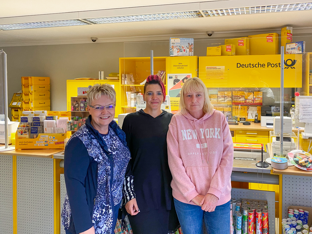 Sandra Roch (mitte) und ihre Mitarbeiterinnen Silke Barth (links) und Kriemhild Ulbrich (rechts) begrüßen Sie in der Postfiliale.