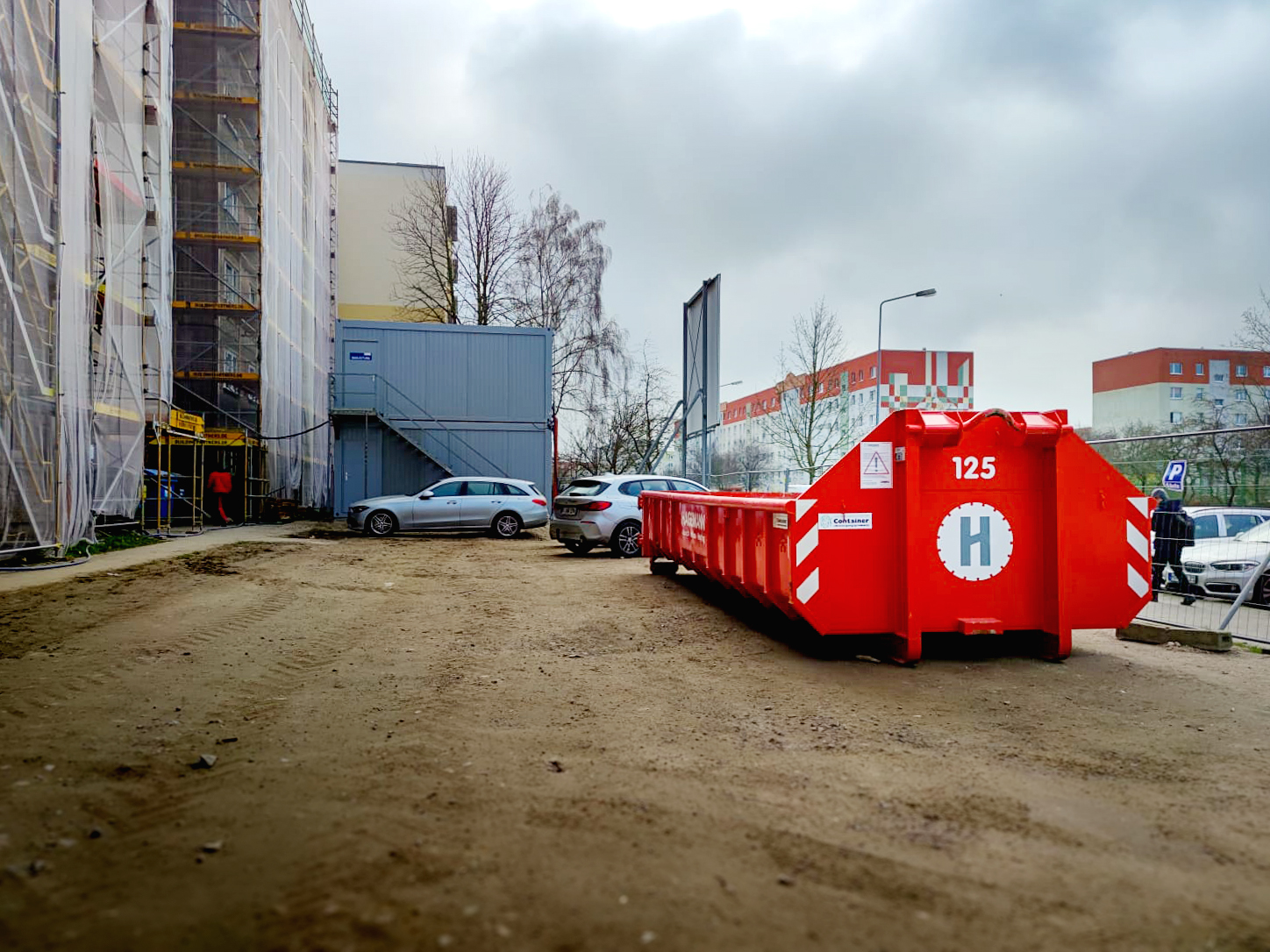 Für die Sanierung eines Wohngebäudes wird die Baustelle eingerichtet.