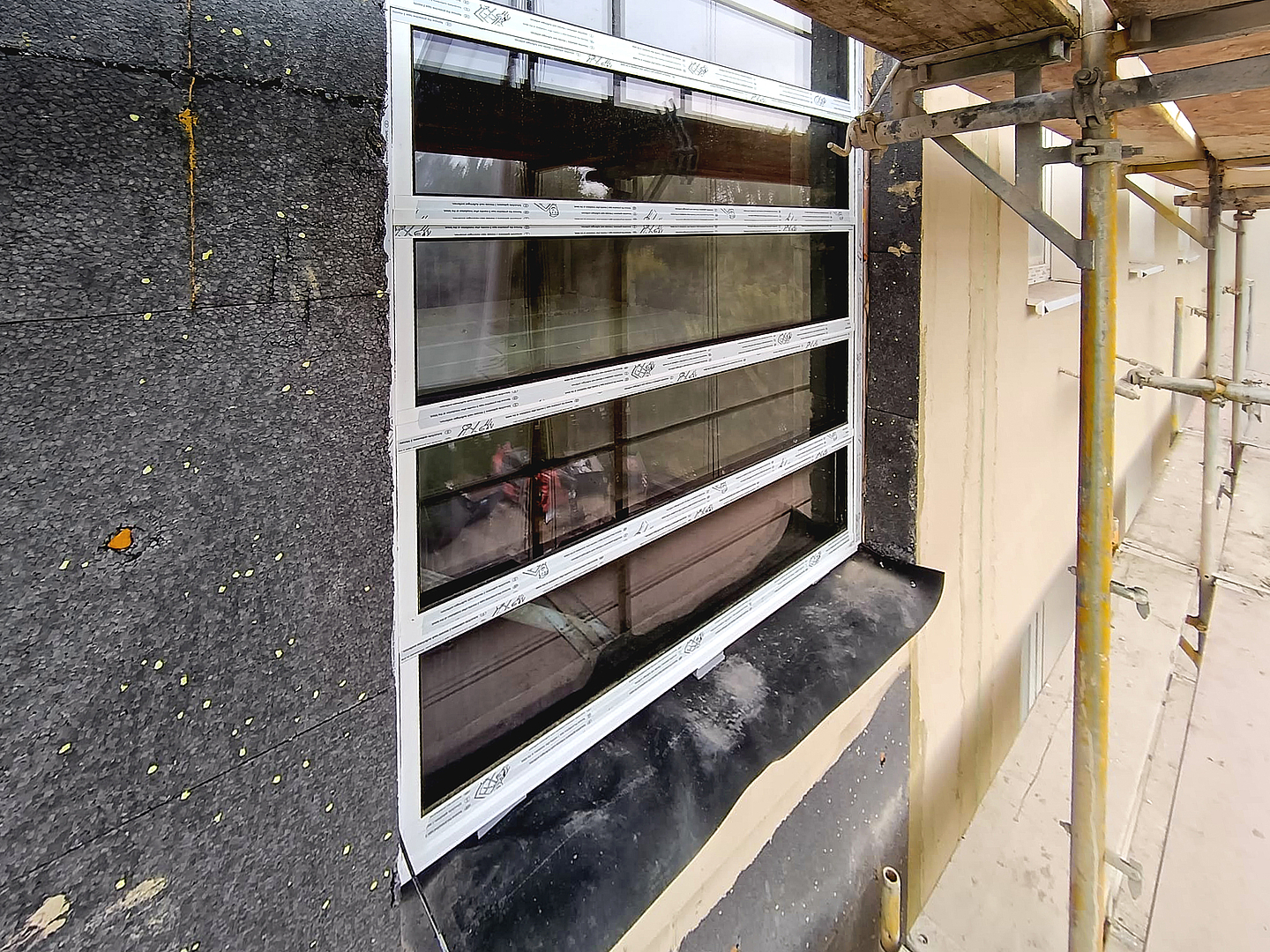 Um die Treppenhäuser im Brandfall zu entrauchen, werden in den obersten Geschossen Lamellenfenster eingebaut.