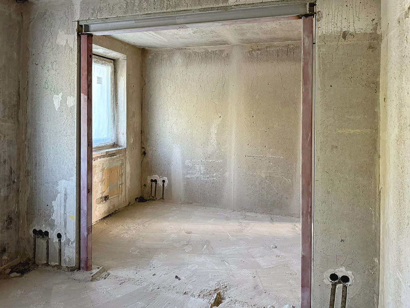 In neue Türöffnungen und Durchgänge werden Stahlrahmen eingebaut, um die Wände abzustützten.
