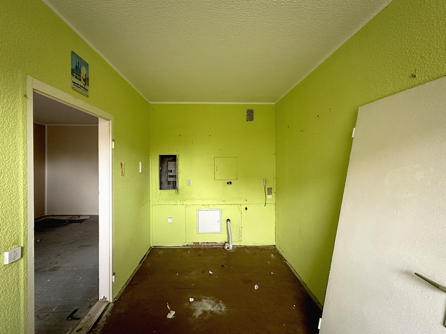 Eine alte, hellgrün gestrichene Küche in der Makarenkostraße 33.
