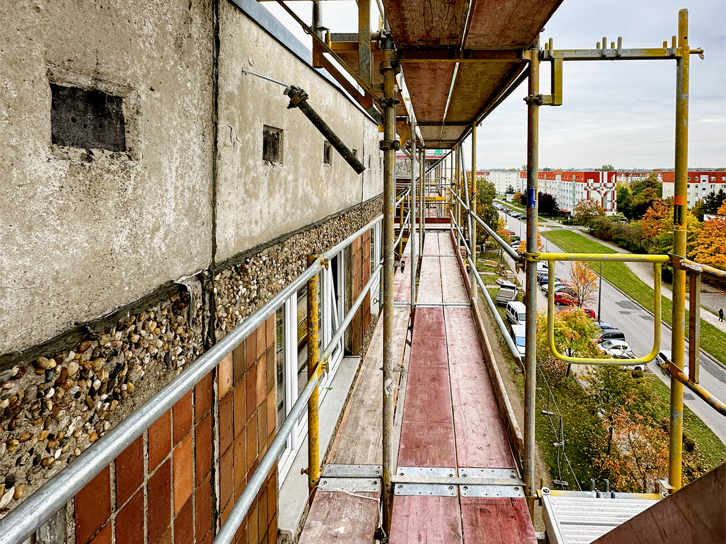 Fassade eines Wohngebäudes in Plattenbauweise. 