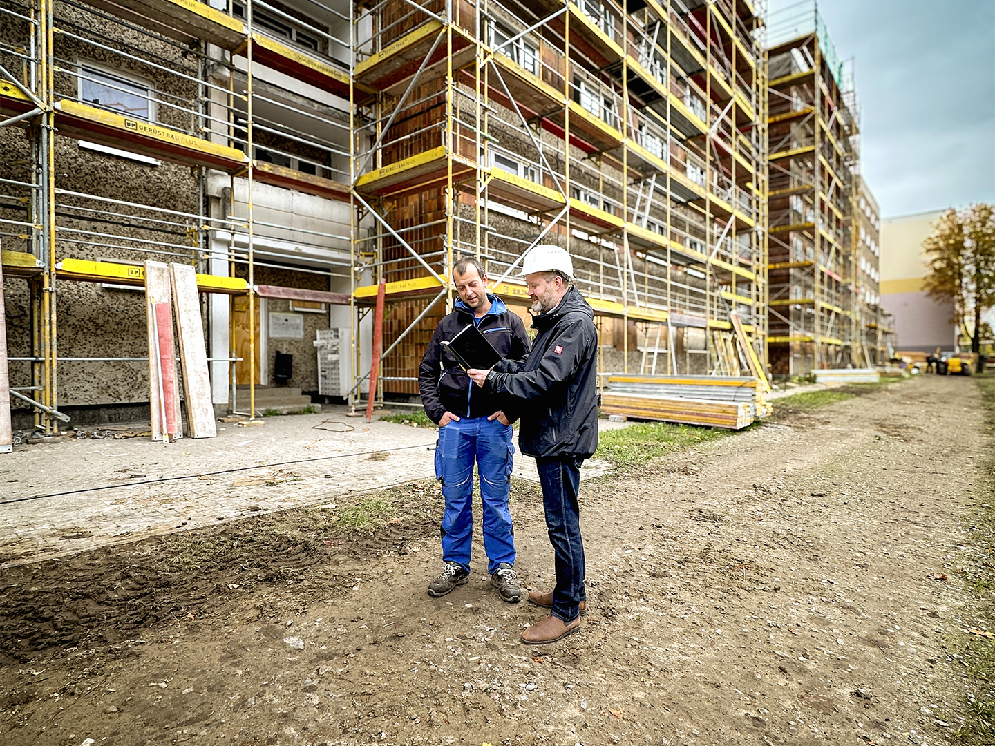 Bauleiter beim Sanierungsstart eines Mehrfamilienhauses in der Makarenkostraße 33 bis 35.