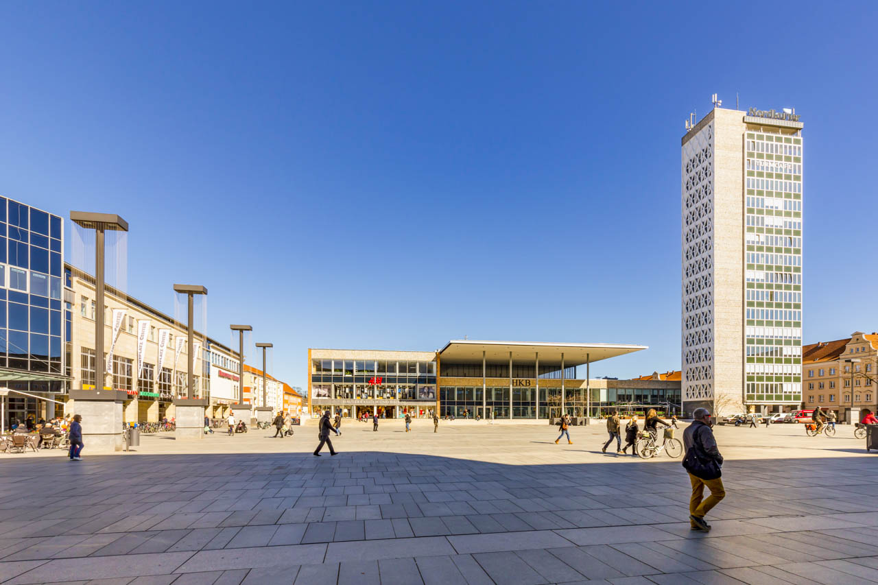 Großer moderner gepflasterter Platz in der Innenstadt von Neubrandenburg