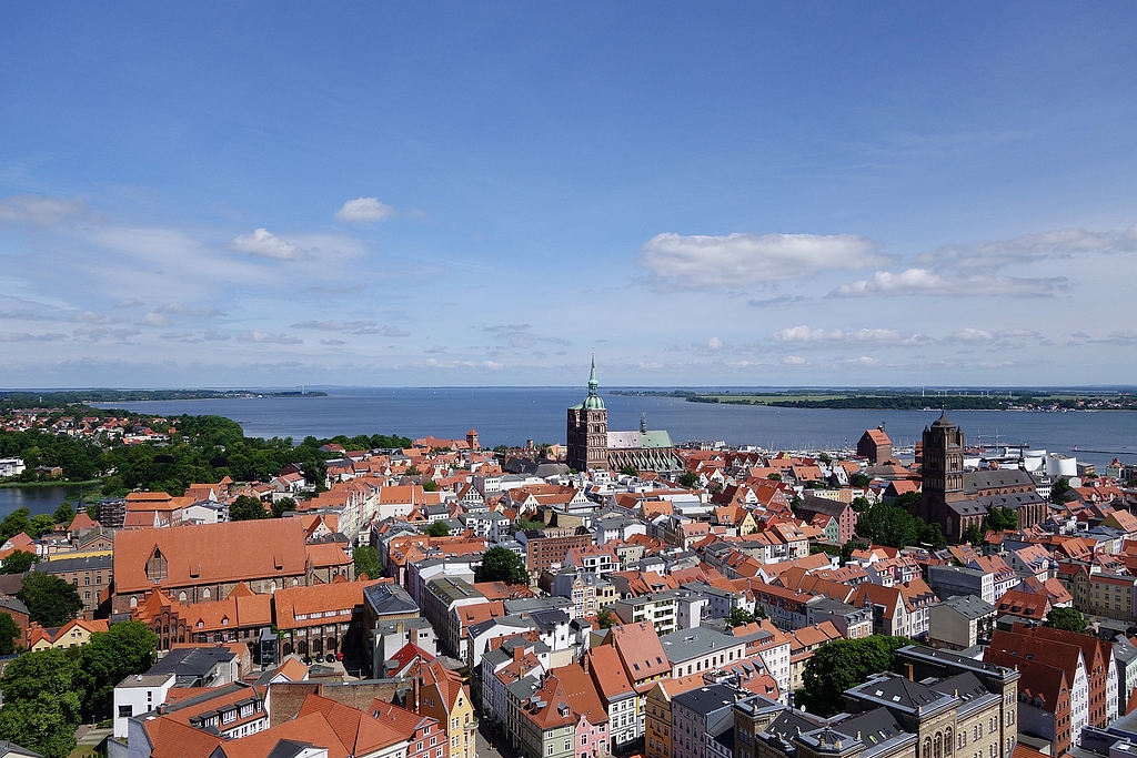 Blick auf die Innenstadt Stralsund mit der St.-Marien-Kirche und dem Strelasund im Hintergrund