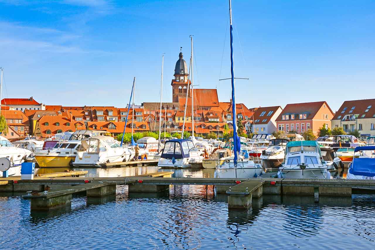 Stadthafen von Waren mit vielen Botten und im Hintergrund die Stadt Waren