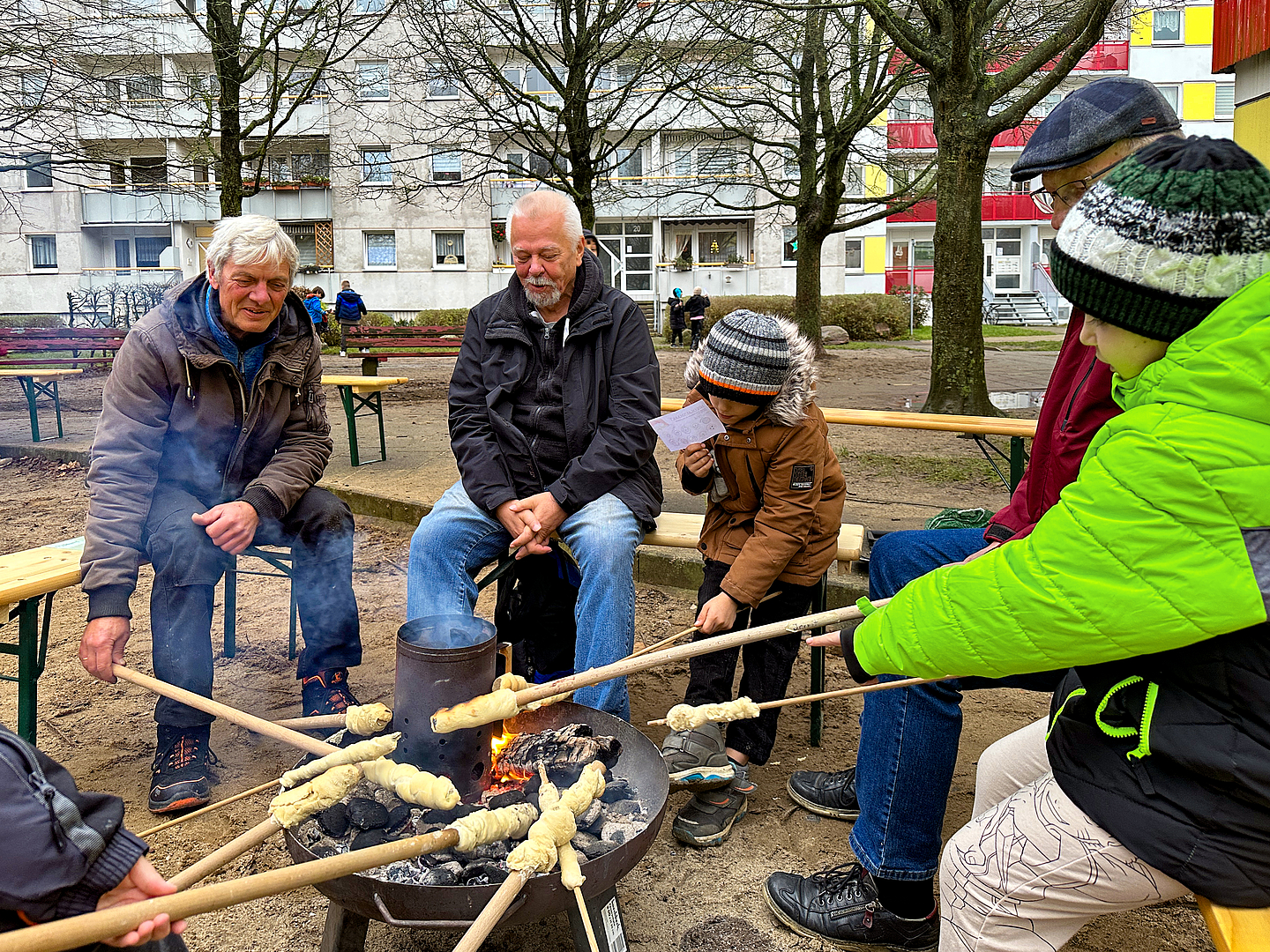 Über der Feuerschale wurde Stockbrot gegrillt.