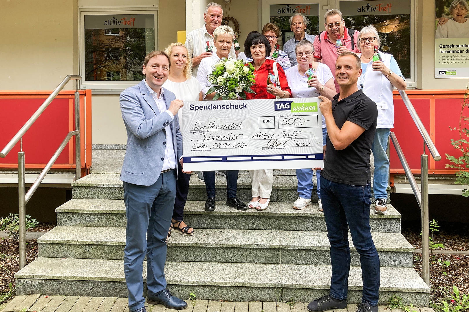 Geschenkübergabe an die Gäste des Aktiv-Treffs in Gera zum 15. Jubiläum von der TAG Wohnen.