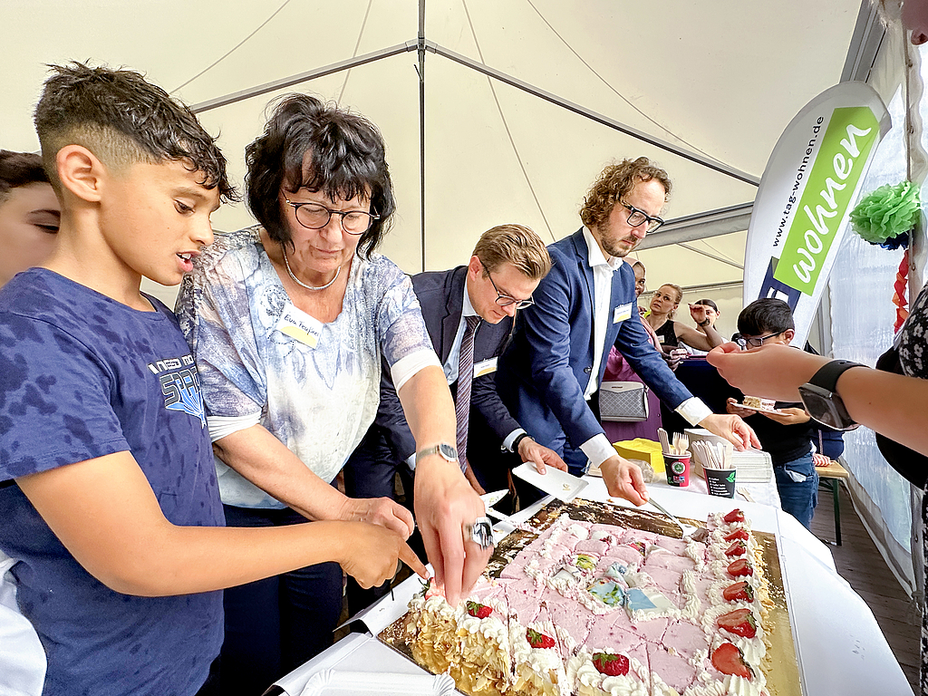 Bildungsministerin Eva Feußner, Staatssekretär Sven Haller und Oberbürgermeister Sebastian Müller-Bahr schnitten zusammen die riesengroße Erdbeertorte an (v.l.n.r.).  