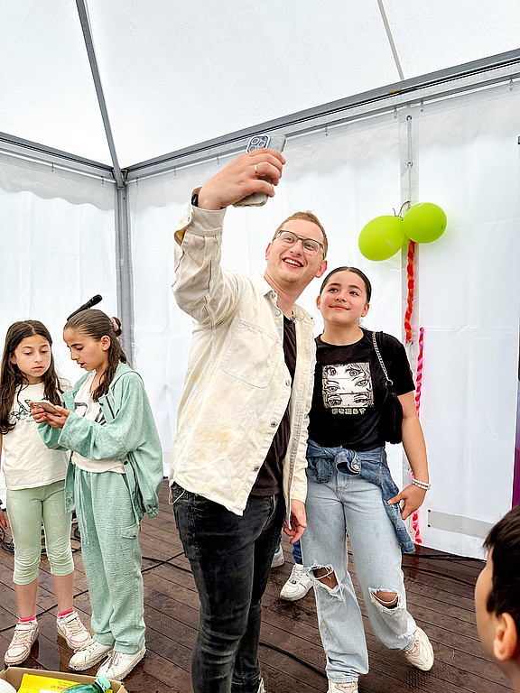 Samuel Rösch, der Voice of Germany-Gewinner von 2018, eröffnete das Fest musikalisch und begeisterte Klein und Groß