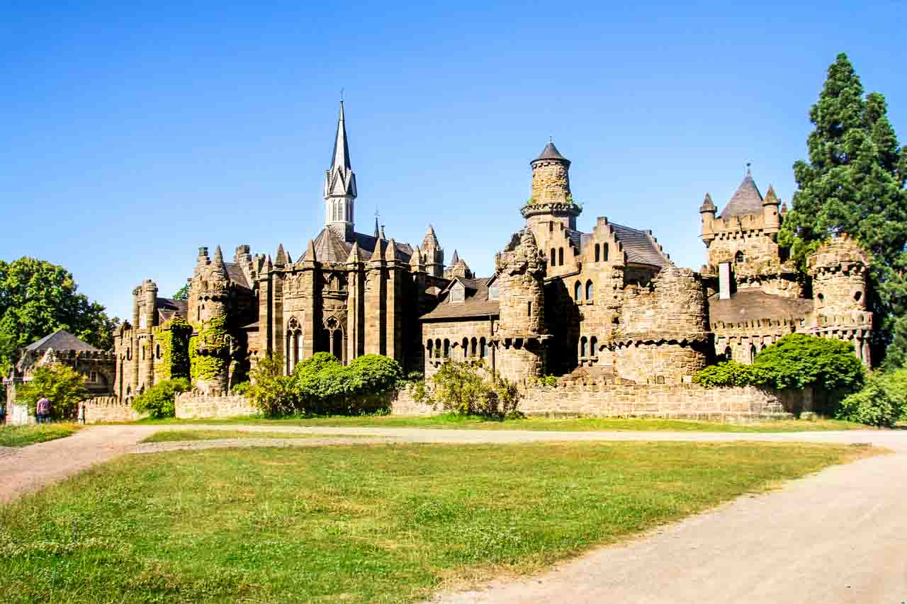 Eine Grüne große Fläche und im Hintergrund die große prächtige Löwenburg von Kassel