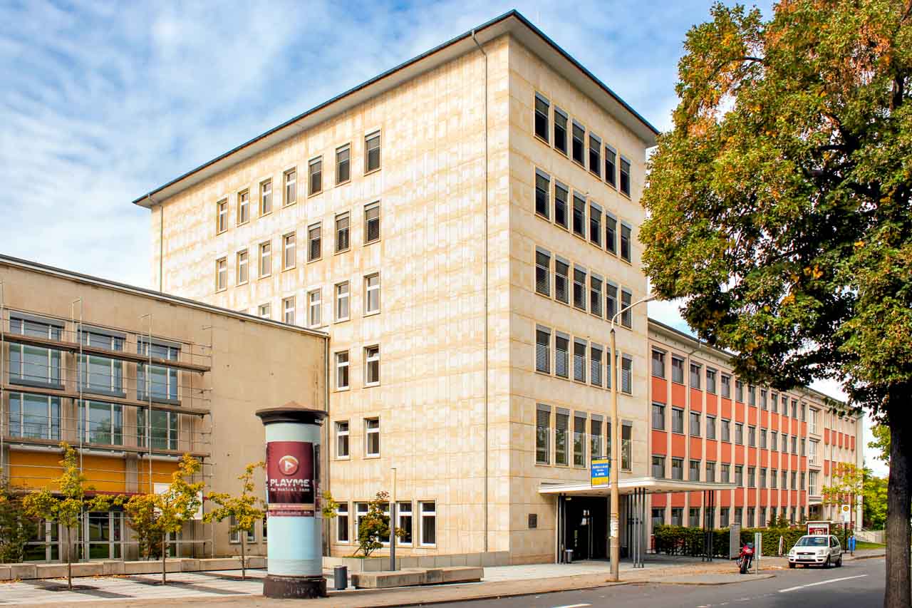 Markanter Turm in beige der TU Chemnitz in der Reichenhainer Straße