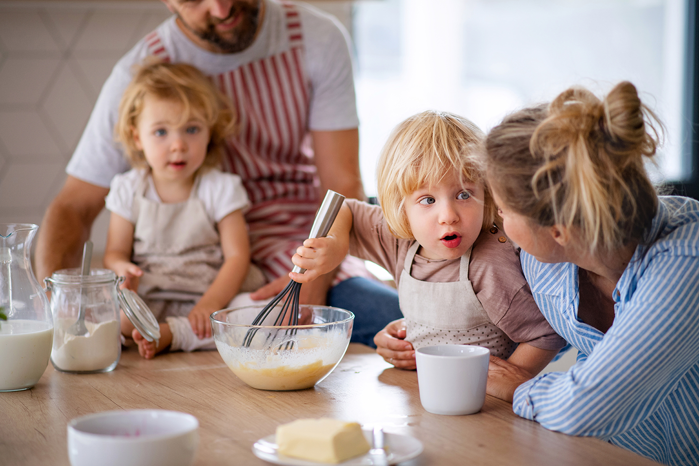 Familie macht gemeinsam Frühstück am Tisch