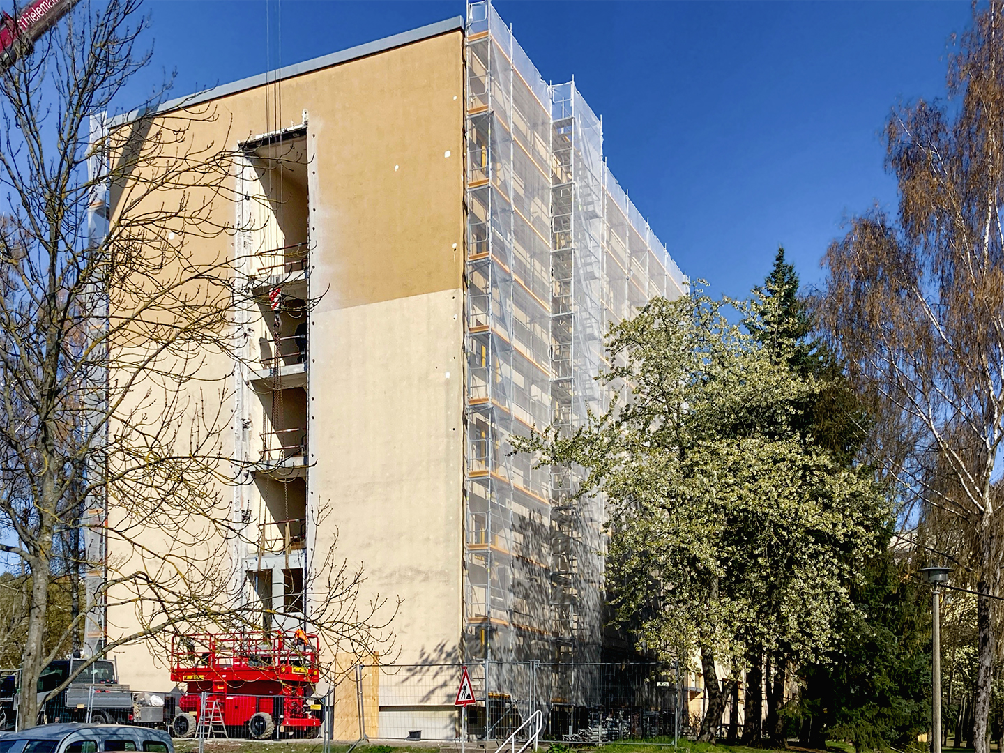 Eingerüstete Fassade am Sanierungsobjekt Vyskower Straße 5