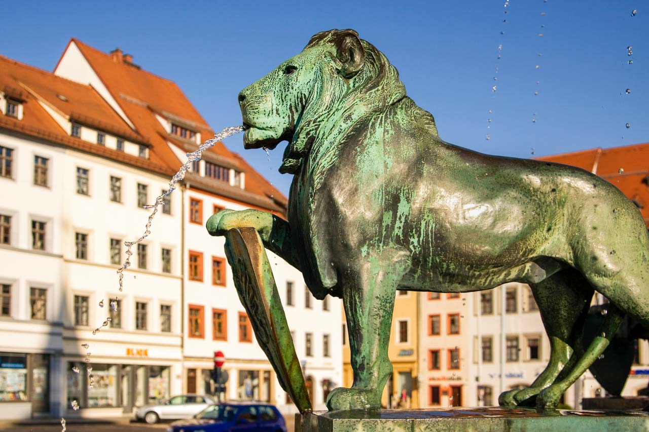 Brunnen mit Löwenfigur vor dem Freiberger Rathaus auf dem Obermarkt