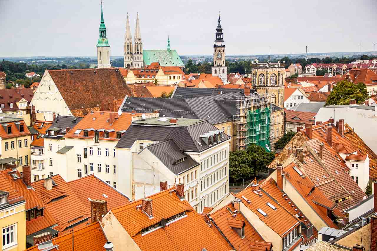 Blick auf die Dächer der Görlitzer Altstadt mit der Peterskirche und dem Rathaus im Hintergrund