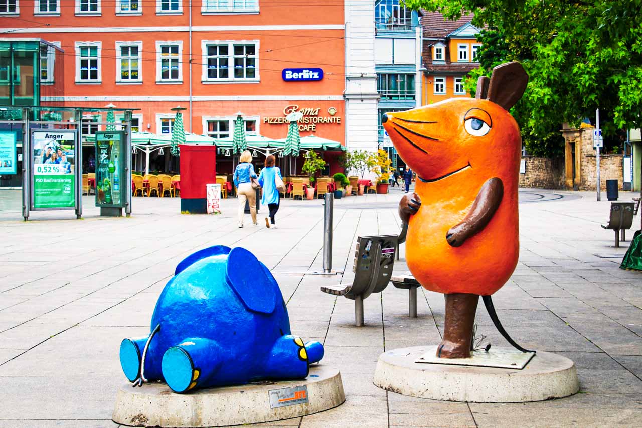 Die beliebten KiKA-Figuren, der blaue Elefant und die Maus, als fröhliche Blickfänger in der Erfurter Innenstadt
