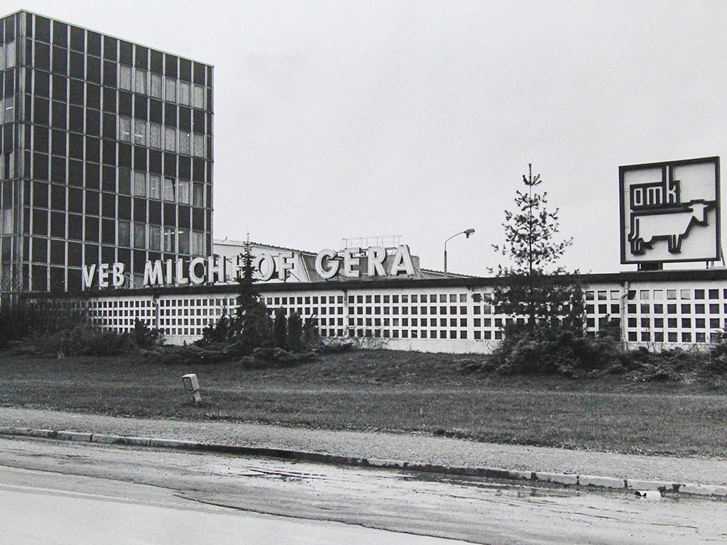 Eine historische Aufnahme einer Außenansicht vom VEB Milchhof in der Industriestraße in Gera um 1979.
